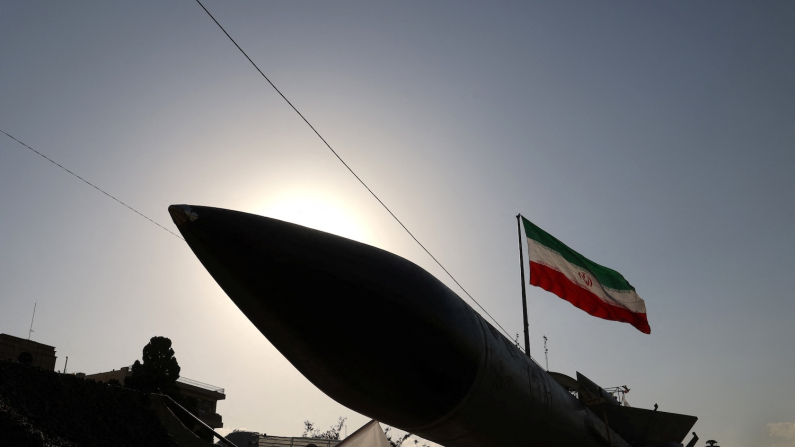 Il sistema missilistico iraniano S-200 durante una parata militare a  Tehran, 24 settembre 2024 (foto: Majid Asgaripour/WANA via REUTERS).