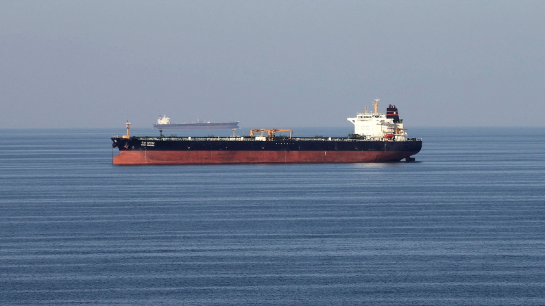 Petroliera passa attraverso lo Stretto di Hormuz (foto: REUTERS/Hamad I Mohammed). 