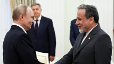 Putin incontra Araghchi: condanna gli Usa e si impegna a sostenere l’Iran
