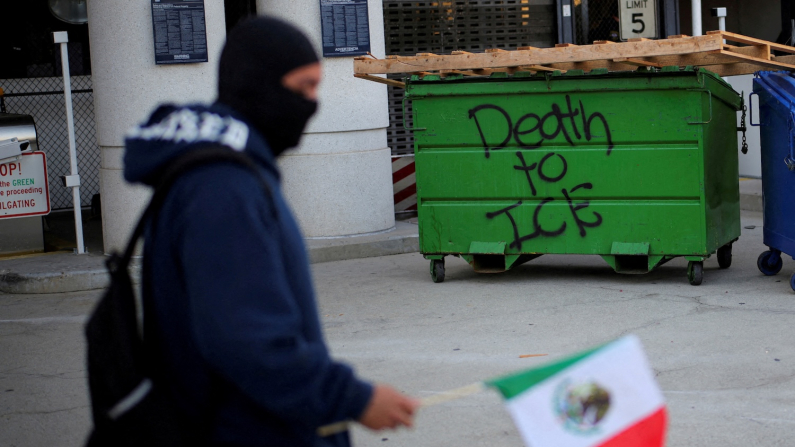 "Morte all'Ice" dice la scritta su questo cassonetto dell'immondizia di Los Angeles. La Immigration and Customs Enforcement è la polizia federale statunitense responsabile per la sicurezza dei confini e l'immigrazione clandestina (foto: REUTERS/Daniel Cole)