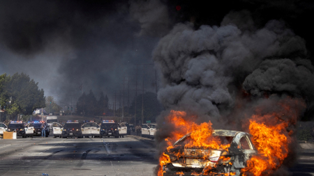 Los Angeles messa a ferro e fuoco Trump manda la Guardia Nazionale