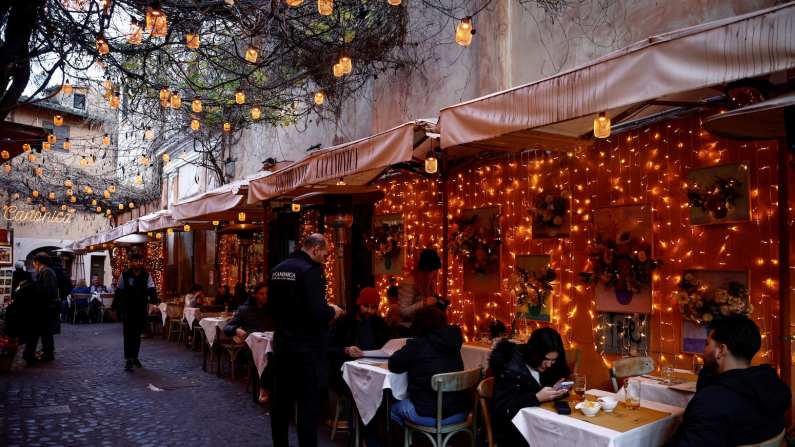 Ristorante a Roma Trastevere  (foto archivio REUTERS/Yara Nardi)