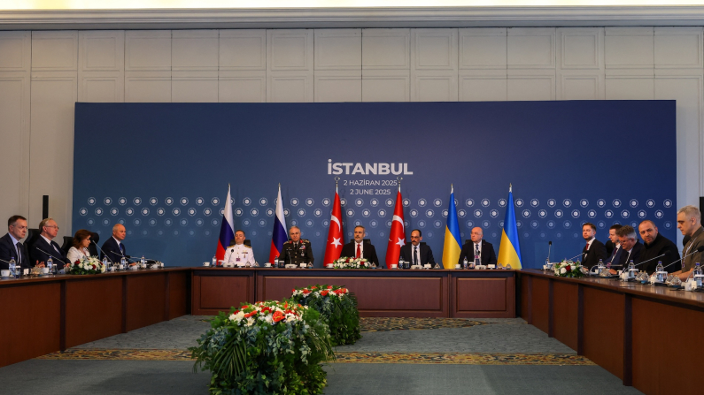 Delegazione russa, guidata dal consigliere presidenziale Vladimir Medinsky, Capo di Stato Maggiore turco Metin Gurak, Ministro degli Esteri turco Hakan Fidan, capo dell'intelligence turca Ibrahim Kalin, e delegazione ucraina, guidata dal Ministro della Difesa ucraino Rustem Umerov, al Palazzo Ciragan a Istanbul, 2 giugno 2025 (foto: REUTERS/Murad Sezer).