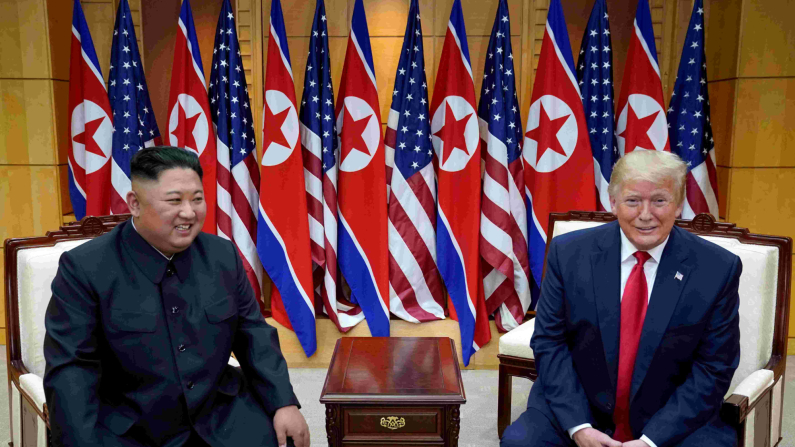 Il presidente degli Stati Uniti, Donald Trump, incontra il leader nordcoreano Kim Jong Un nella zona demilitarizzata (DMZ) al confine tra Corea del Nord e Corea del Sud, 30 giugno 2019. REUTERS/Kevin Lamarque/Foto d'archivio