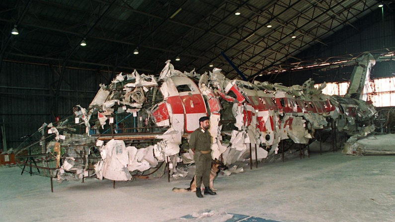 Il relitto dell'aereo di linea DC9 della compagnia aerea italiana Itavia (precipitato vicino all'isola di Ustica, il 27 giugno 1980, facendo 81 vittime) ricostruito nell'hangar di Pratica Di Mare, Roma, il 15 dicembre 2003.
ANSA