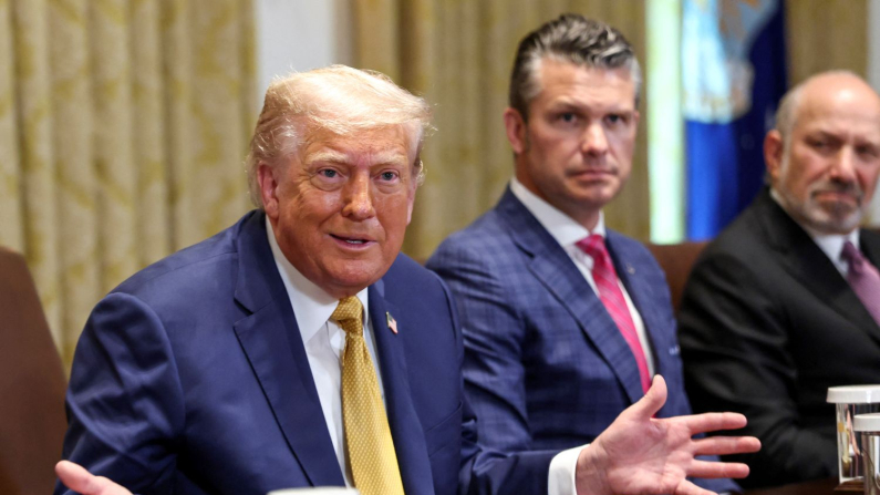 Il presidente Trump accanto al ministro alla Difesa Pete Hegseth e al ministro al Commercio Howard Lutnick alla Casa Bianca a Washington, DC, Stati Uniti, 8 luglio 2025. (REUTERS/Kevin Lamarque)

