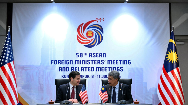 Il ministro Marco Rubio  e il ministro Mohamad Hasan, Malesia, il 10 luglio 2025. (MANDEL NGAN/Pool REUTERS)

