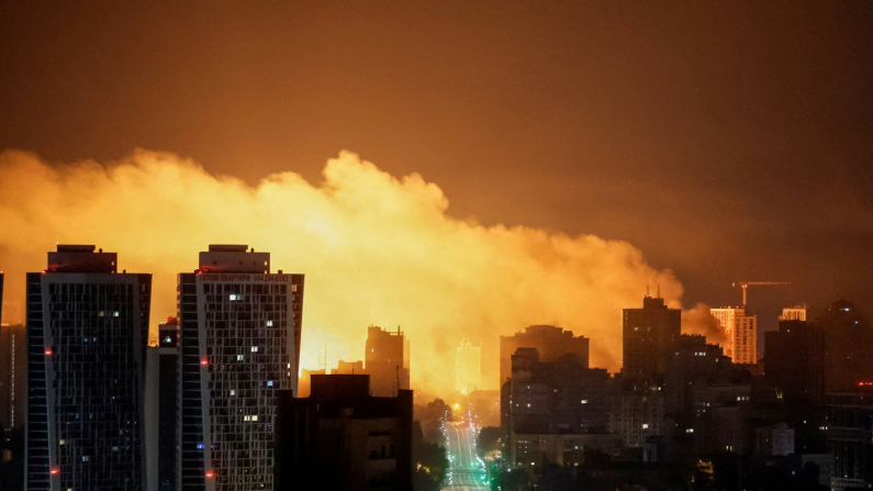 L'esplosione di un drone durante un attacco missilistico russo a Kiev, Ucraina, 10 luglio 2025. (Reuters/Gleb Garanich)

