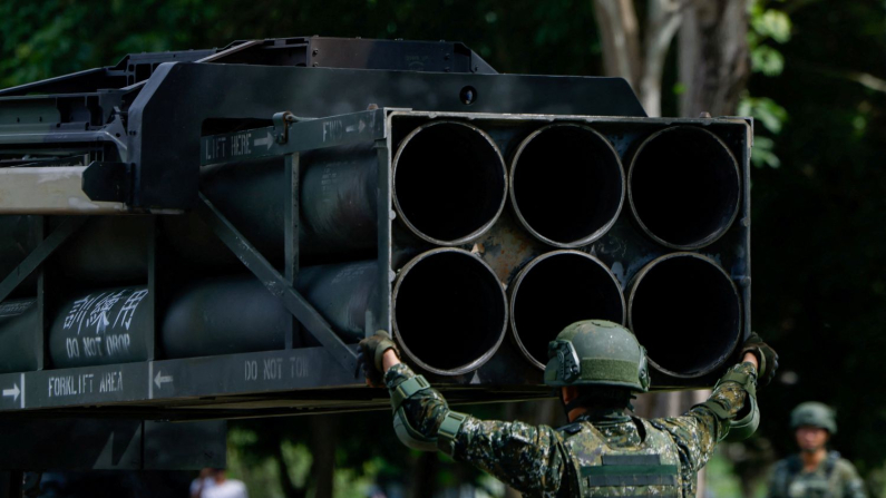 Un sistema missilistico esposto durante l'esercitazione militare annuale Han Kuang di Taiwan a Taichung, il 12 luglio 2025. (Reuters/Ann Wang)

