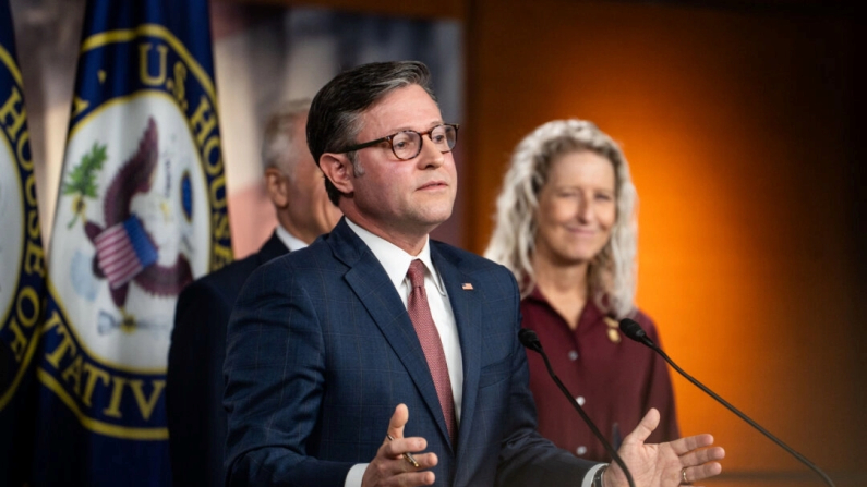 Il presidente della Camera Usa, Mike Johnson, repubblicano della Louisiana, interviene durante la settimanale conferenza stampa del Partito repubblicano al Campidoglio di Washington, il 22 luglio 2025. Madalina Kilroy/The Epoch Times