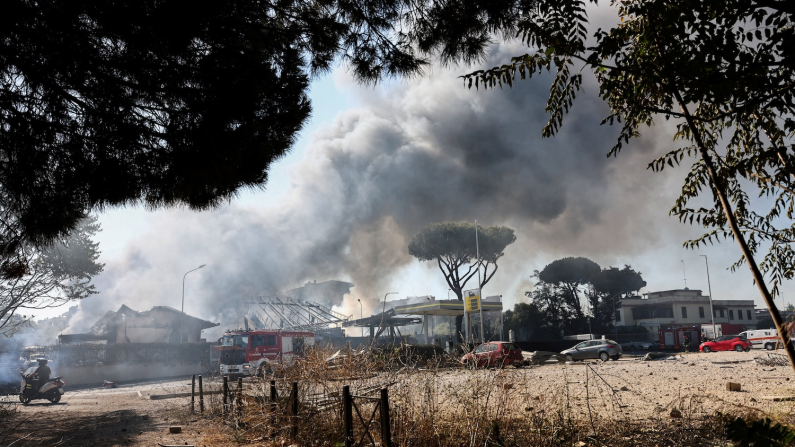 Densa nuvola di fumo si innalza dopo l'esplosione di una stazione di servizio alla periferia di Roma, 4 luglio 2025 (foto REUTERS/Matteo Minnella).
