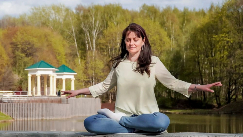 Natalya Minenkova pratica la meditazione del Falun Gong nel Dendropark di Mosca, Russia, il 5 luglio 2022. The Epoch Times