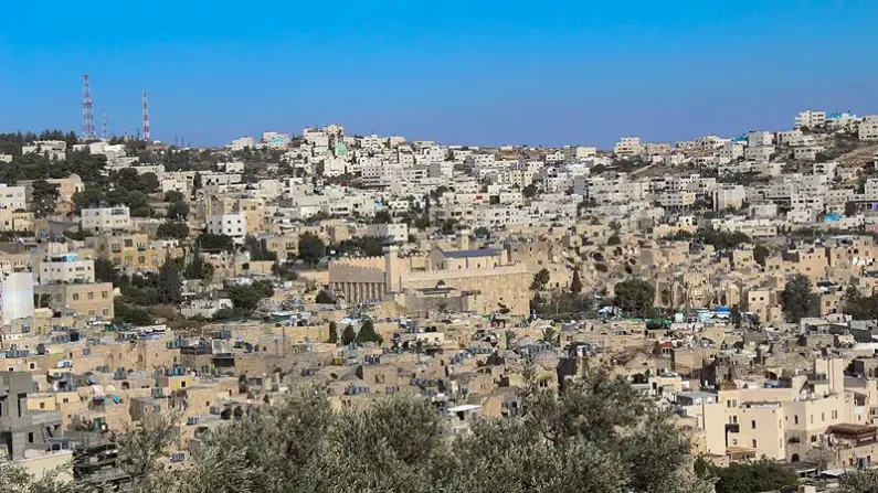 La città di Hebron (foto: Yuvalhuck, CC BY-SA 3.0, tramite Wikimedia Commons)