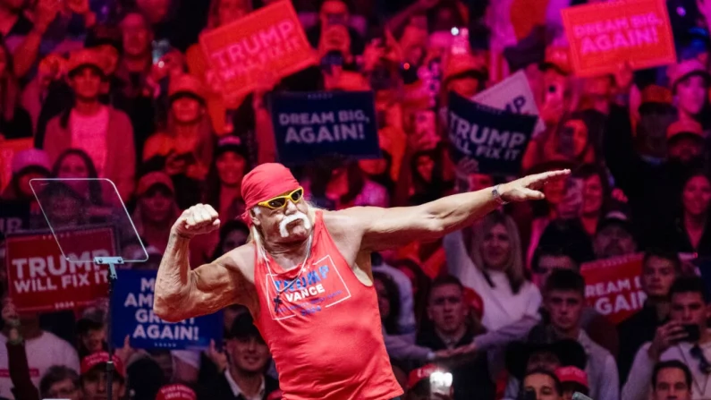Hulk Hogan interviene al comizio elettorale di Donald Trump al Madison Square Garden di New York, il 24 ottobre 2024 (foto: Samira Bouaou/The Epoch Times).