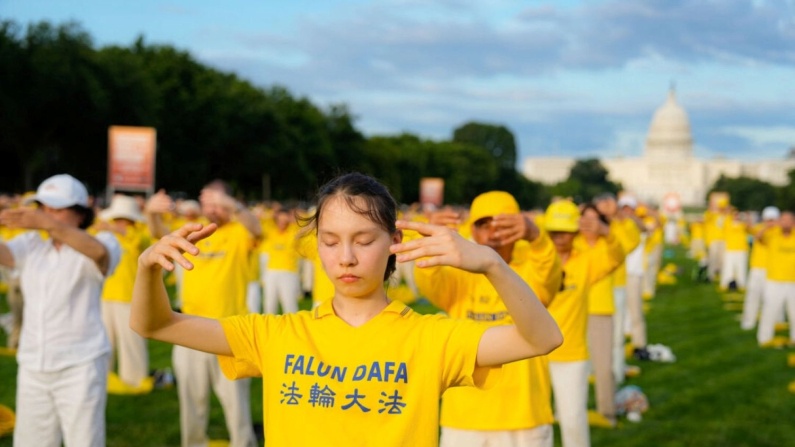 Praticanti del Falun Gong durante un evento per commemorare le vittime uccise dal regime comunista cinese, National Mall, Washington, l'11 luglio 2024. (Larry Dye/The Epoch Times)
