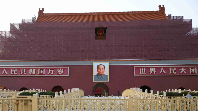 Il personale di sicurezza sorveglia la zona circostante il ritratto del defunto leader cinese, Mao Zedong, esposto sulla Porta di Tiananmen , a Pechino, Cina, 3 giugno 2025. REUTERS/Florence Lo