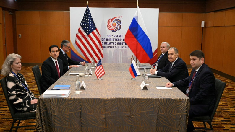 Marco Rubio incontra il Ministro degli Esteri russo Sergei Lavrov a margine della riunione dei Ministri degli Esteri dell'ASEAN presso il a Kuala Lumpur, in Malesia, 10 luglio 2025 (foto: MANDEL NGAN/Pool via REUTERS).