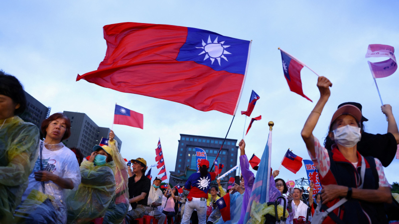 I sostenitori del partito Kuomintang a una manifestazione contro il voto di revoca a Taipei, Taiwan, 25 luglio 2025. Foto: REUTERS/Annabelle Chih