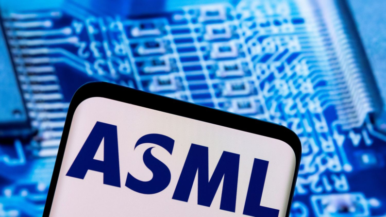 Il logo Asml, 28 febbraio 2022. (REUTERS/Dado Ruvic)