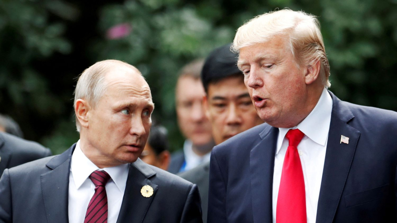 Il presidente Trump e il presidente Putin al vertice Apec, a Danang, Vietnam, 11 novembre 2017. (REUTERS/Jorge Silva)