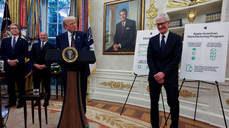 Il Ceo di Apple Tim Cook e il presidente degli Stati Uniti Donald Trump, nello Studio Ovale della Casa Bianca a Washington, DC, Stati Uniti, 6 agosto 2025. (REUTERS/Jonathan Ernst)