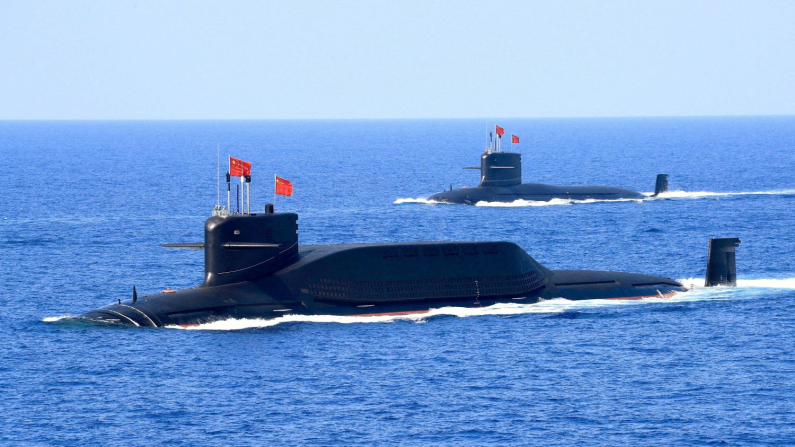 Un sottomarino lanciamissili balistici a propulsione nucleare della Marina dell'Esercito Popolare di Liberazione cinese nel Mar Cinese Meridionale, 12 aprile 2018. (REUTERS/Stringer)