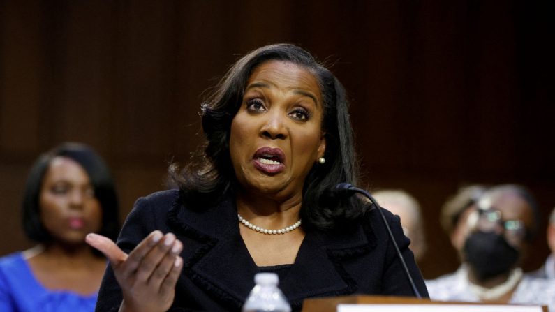 Lisa Cook a un'udienza della Commissione bancaria del Senato, a Capitol Hill a Washington, Stati Uniti, 21 giugno 2023. (REUTERS/Jonathan Ernst)

