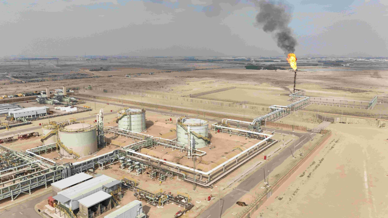FOTO D'ARCHIVIO: Una vista da drone mostra il giacimento petrolifero di Zubair a Bassora, Iraq, 16 gennaio 2025. REUTERS/Mohammed Aty/File Photo