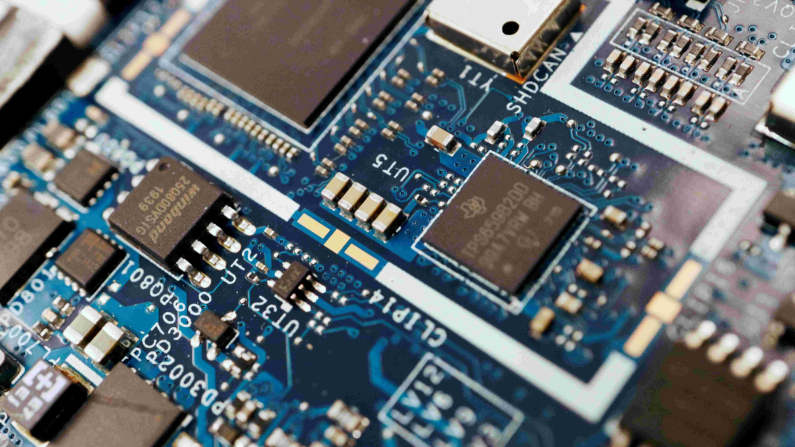 FOTO D'ARCHIVIO: In questa immagine scattata il 25 febbraio 2022, si vedono dei chip semiconduttori su una scheda a circuito stampato di un computer. REUTERS/Florence Lo/Illustrazione/Foto d'archivio