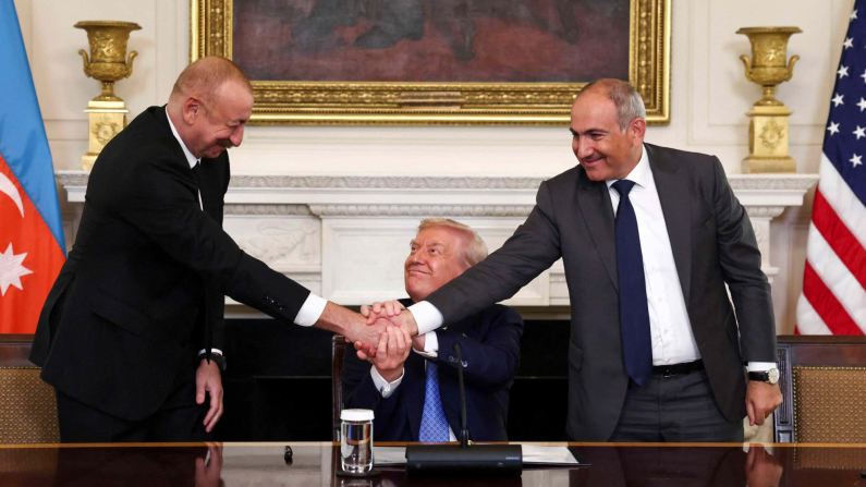 Il presidente Usa, Donald Trump, stringe la mano al presidente dell'Azerbaigian, Ilham Aliyev, e al primo ministro dell'Armenia, Nikol Pashinyan, durante un evento di firma trilaterale, alla Casa Bianca, a Washington, DC, l'8 agosto 2025. REUTERS/Kevin Lamarque