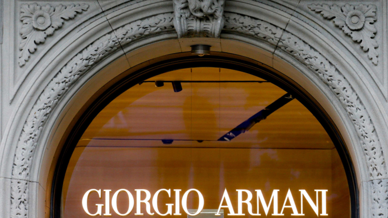 Il logo dell'azienda di moda italiana Giorgio Armani in un negozio a Zurigo, Svizzera. Foto: REUTERS/Arnd Wiegmann/Foto d'archivio