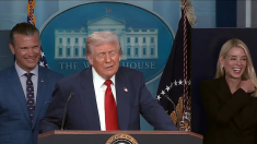 Una sala riunioni? Trump scherza con la stampa: «Non voglio che vi mettiate comodi»