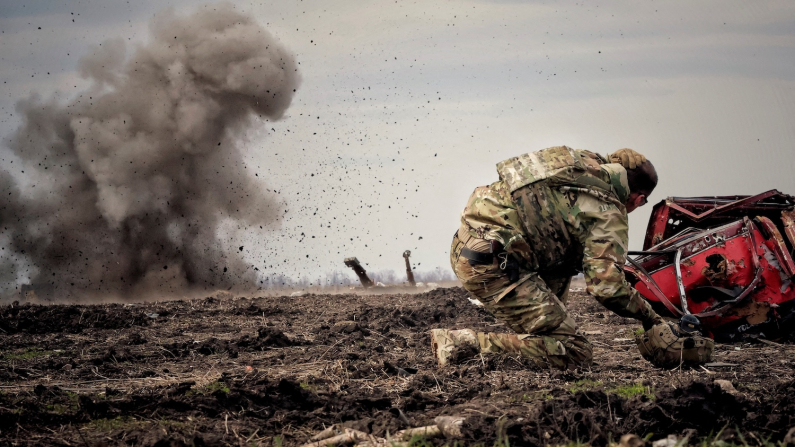 Soldato ucraino combatte nel Donbas (foto di archivio REUTERS/Yan Dorbronosov).