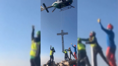 Polizia spagnola trasporta in elicottero una croce gigante in vetta