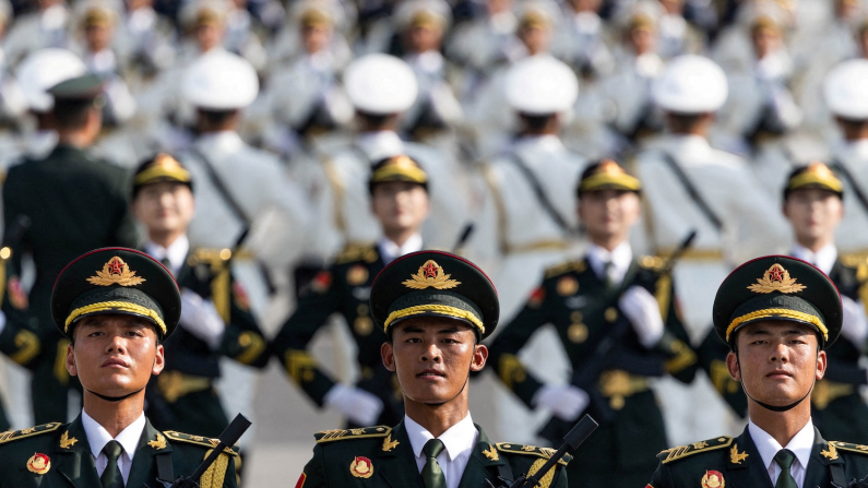 Parata del cosiddetto "Esercito Popolare di Liberazione", termine con cui il Partito comunista cinese definisce le proprie forze armate (foto di archivio REUTERS/Maxim Shemetov).