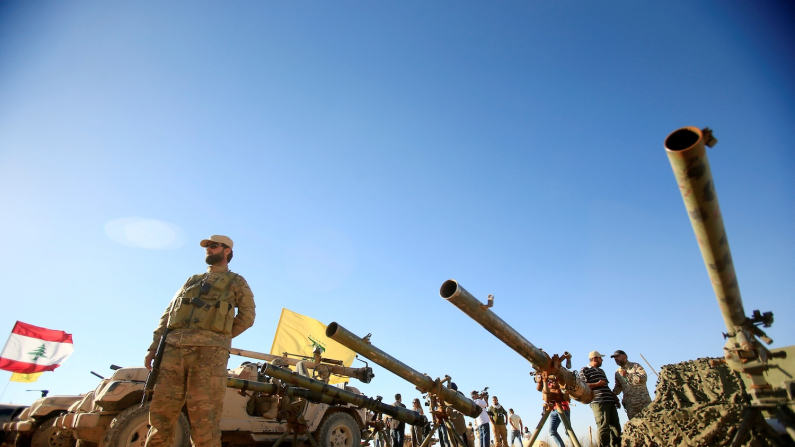 Un miliziano di Hezbollah davanti a un pezzo di artiglieria a Juroud Arsal, lungo il confine Siria-Libano (foto di archivio REUTERS/Ali Hashisho).