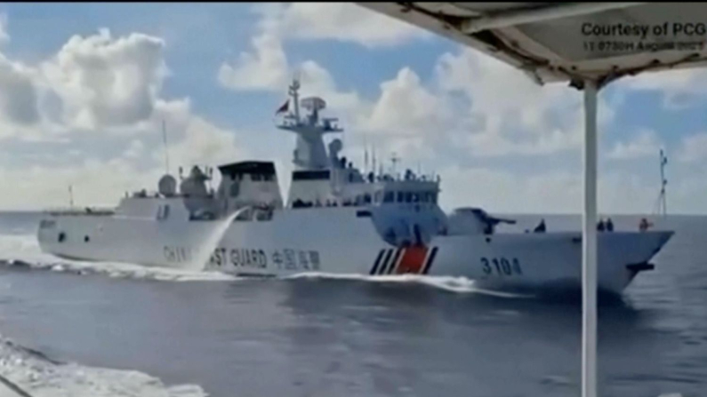 Una nave della Guardia Costiera cinese ha inseguito una nave filippina vicino a Scarborough, nel Mar Cinese Meridionale, l'11 agosto 2025. (Guardia Costiera filippina tramite Associated Press/Screenshot tramite Epoch Times)
