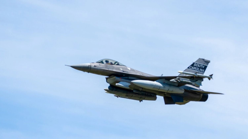 Un F-16, Montgomery, New York, il 23 agosto 2025. (Larry Dye/The Epoch Times)
