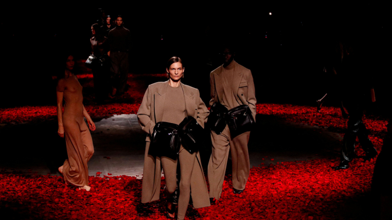 Le modelle presentano le creazioni della collezione Ferragamo Autunno/Inverno 2025/2026 durante la Fashion Week a Milano, 1 marzo 2025. Foto: REUTERS/Alessandro Garofalo/Foto d'archivio