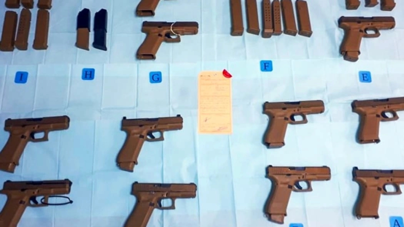 Le 11 pistole Glock e i 24 caricatori sequestrati dalla nave intercettata. Ofast/Comgend Polynésie Française