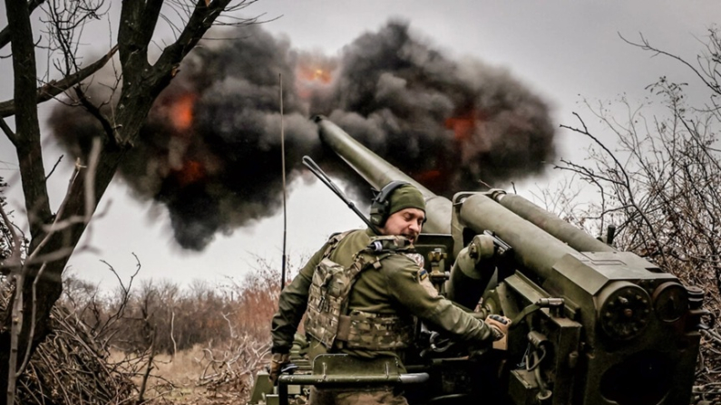 Un militare della 24ª Brigata ucraina fa fuoco le forze armate russe a Chasiv Yar, in Ucraina, il 18 novembre 2024. Foto: Oleg Petrasiuk/24ª Brigata Meccanizzata Separata Re Danylo delle Forze Armate Ucraine/Foto d'archivio/Distribuzione tramite Reuters