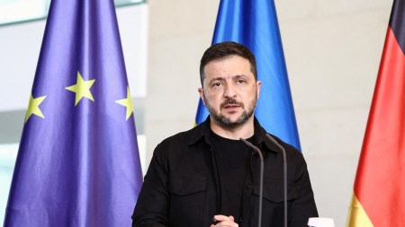 Zelensky: Putin bluffa, le sanzioni lo stanno mettendo in ginocchio