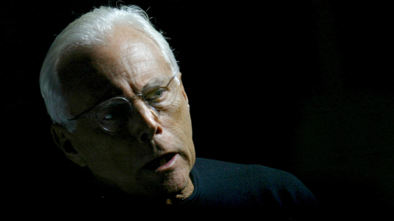 Giorgio Armani durante la sua collezione femminile autunno/inverno 2004, fashion week, Milano, Italia, 23 febbraio 2004. Foto: REUTERS/Alessandro Bianchi/File Photo