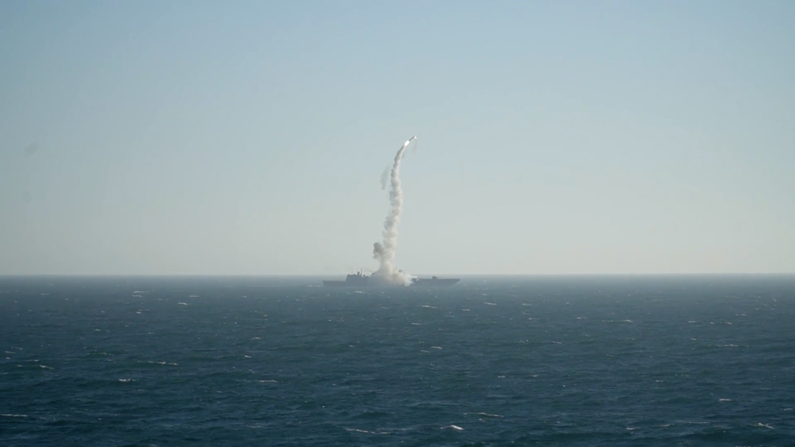 La fregata russa Admiral Golovko della Flotta del Nord lancia un missile ipersonico Zircon durante un'esercitazione strategica con la Bielorussia, nel Mare di Barents, in questa immagine pubblicata il 14 settembre 2025. Foto: Ministero della Difesa russo/Dispensa