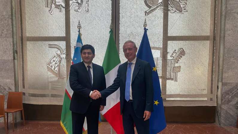 Il ministro delle Imprese e del Made in Italy, Adolfo Urso, e il ministro della Geologia e delle Risorse Minerarie dell'Uzbekistan, Babir Islamov. Foto: Agenzia Nova.