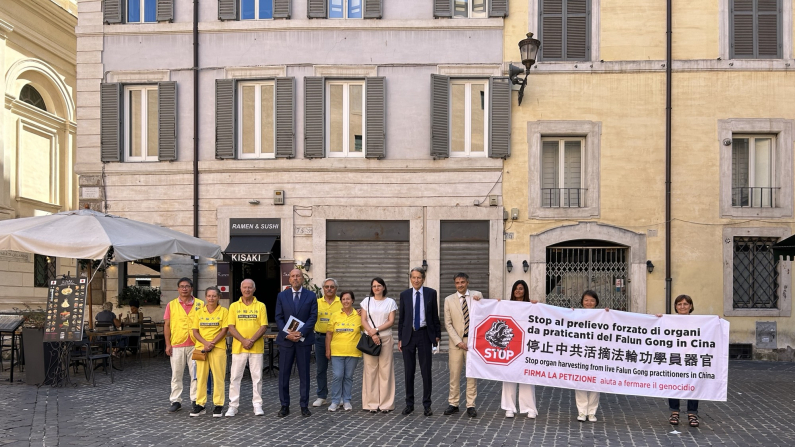 Foto di gruppo dei praticanti del Falun Gong assieme al sostegno delle istituzioni con Giulio Terzi, Sergio Rastrelli e Matteo Angioli a Piazza Capranica a Roma. (Alessandro Starnoni/ The Epoch Times Italia)
