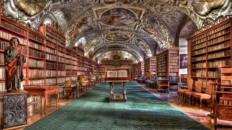 Biblioteca di Praga. Foto di izoca via Pixabay. Pubblico dominio