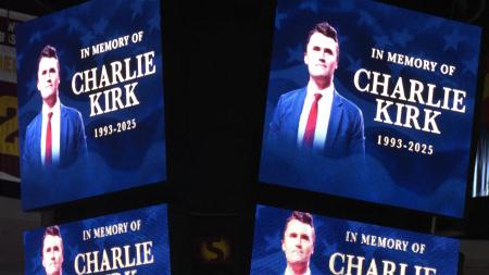 Migliaia di giovani alla veglia per Charlie Kirk in Arizona
