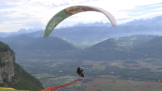 Parapendisti in costume incantano la valle alpina