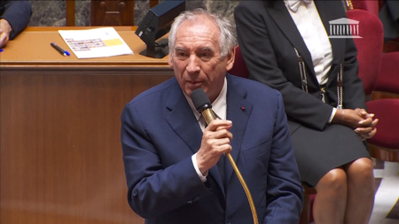 Bayrou difende il suo governo prima della sfiducia: onorevole e attivo